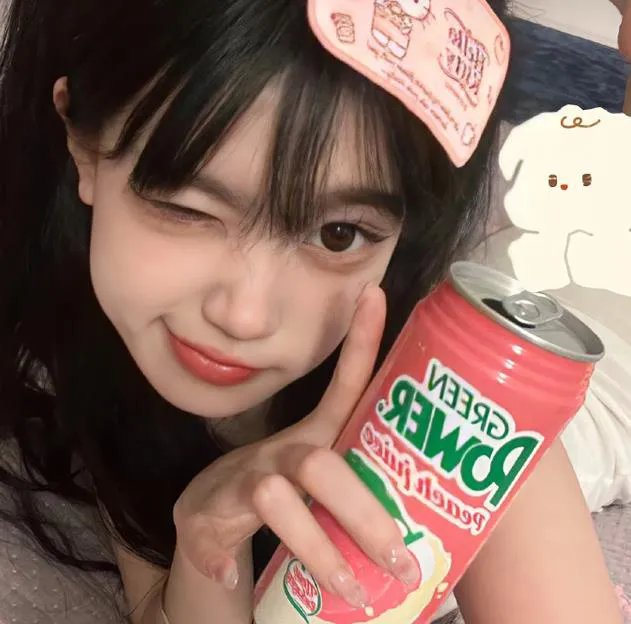 她在这里